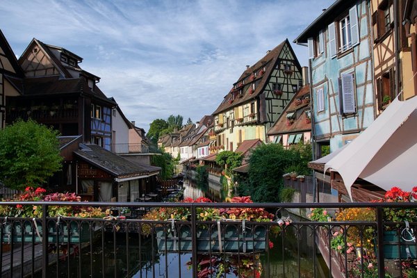 Comment comparer les prix et les prestations des hébergements en Alsace ?