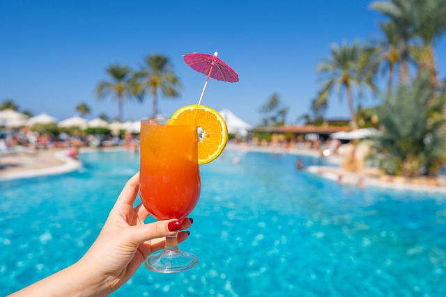 Séjour en camping dans le sud, avec un lagon artificiel pour une ambiance tropicale et des moments de plaisir.