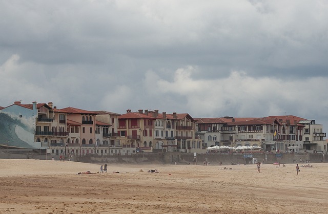 Les sites de camping à Hossegor avec vue sur l'océan et des activités nautiques pour toute la famille